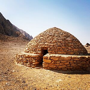 Archivo:Restored Hafit period beehive tomb at Jebel Hafit