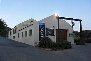Archivo:Rodalquilar- Sala de exposiciones - panoramio