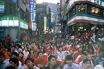 Archivo:Seoul, South Korea 2002 World Cup young people watching the game