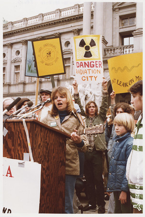 Archivo:Singer. Anti-nuke rally in Harrisburg, (Pennsylvania) at the Capitol. - NARA - 540016