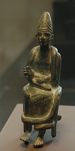 Archivo:Sitting god Qatna Louvre AO3992
