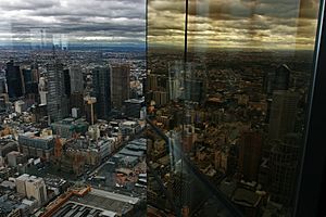 Archivo:View-over-Melbourne-CDB-reflected-in-Eureka-Tower-window,-12.8.2008