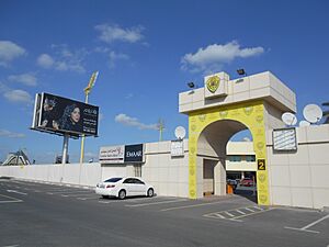 Archivo:Vista exterior del estadio Zabeel
