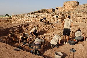 Archivo:2021-08-13, Visita del yacimiento arqueológico de Motilla del Azuer en Daimiel - 51376267440