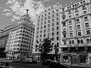 Archivo:A Black and white photograph of building at Gran Via, Madrid Spain 033