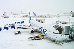 Archivo:Alaska Airlines Boeing 737 900ER N297AK Anchorage (Quintin Soloviev)