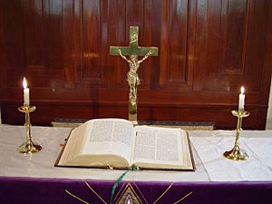 Archivo:Altar and bible st Johns Lutheran