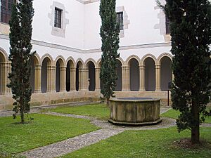 Archivo:Bermeo - Iglesia y Convento de San Francisco, claustro 05