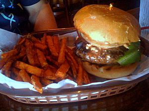 Archivo:Black Buffalo Burger and fries - Black Sheep Lodge, Austin, Texas