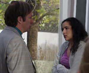 Archivo:Bob Odenkirk and Emily Rios 2011 at Breaking Bad set