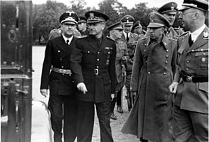 Archivo:Bundesarchiv Bild 121-1010, Berlin-Lichterfelde, Suner, Himmler
