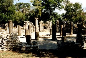 Archivo:Butrint baptistery