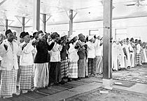 Archivo:COLLECTIE TROPENMUSEUM Bidstond in de Kwitang moskee te Jakarta naar aanleiding van het overlijden van Mohammed Ali Jinnah de eerste gouverneur van Pakistan (14 september 1948) TMnr 10001269