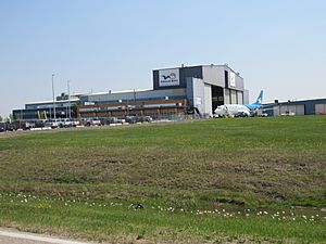Archivo:Canadian North-Hangar at (EFC T3) Edmonton