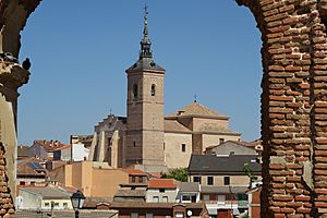 Casarrubios del Monte, Iglesia de Santa María, siglo XVI, desde ruinas iglesia de San Andrés.jpg