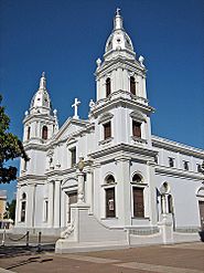 Archivo:Catedral Nuestra Señora de Guadalupe, Plaza Las Delicias, Ponce, Puerto Rico, mirando al noreste (Ponce002)