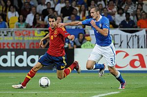 Archivo:Cesc Fàbregas and Giorgio Chiellini Euro 2012 final