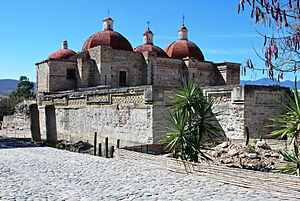Archivo:ChurchNorthGroupMitla