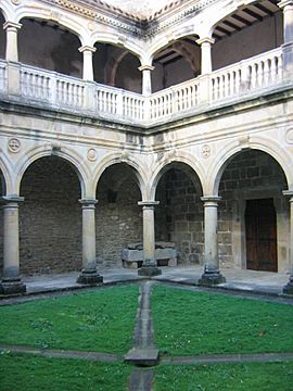 Claustro de la Colegiata de Santa María de Zenarruza.jpg