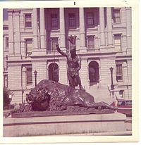Archivo:Closing of an Era statue in Denver, CO