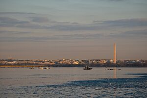 Archivo:Coast Guard, multiple partner agencies, responding to plane crash in Potomac River (8847913)