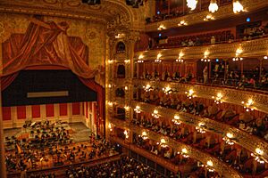 Archivo:Colon-interior-escenario-TM