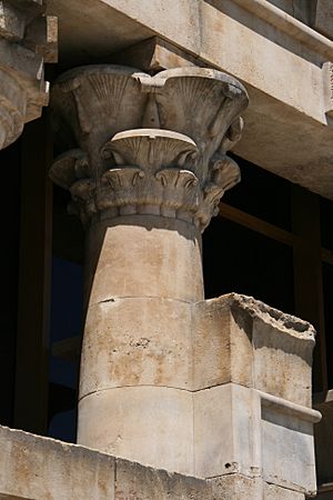 Archivo:Columnas-Templo Debod