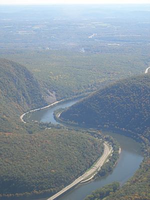 Archivo:Delaware Water Gap, southbound along border of New Jersey and Pennsylvania, USA October 2006 - panoramio