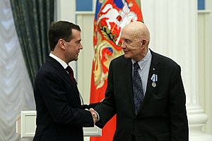 Archivo:Dmitry Medvedev 12 April 2011-16
