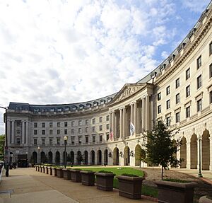 Archivo:EPA HQ - WJ Clinton Building - Main entrance - 2018a