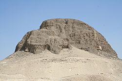 Archivo:El Lahun Pyramid 01