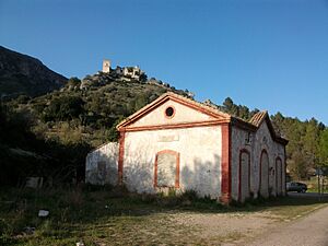Archivo:Estació abandonada de l'Orxa i castell