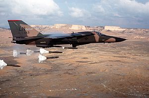 Archivo:F-111F dropping high-drag bombs