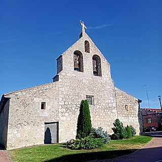 Fachada principal Iglesia de San Miguel Arcángel en Villacienzo (Burgos).jpg