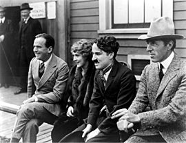 Archivo:Fairbanks - Pickford - Chaplin - Griffith