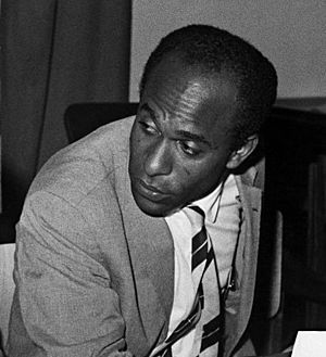 Fanon et M'Hamed Yazid représentant le FLN à la conférence Pan Africaine en Kinshasa le 27 août 1960 (cropped).jpg