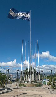 Archivo:Flag of Honduras at Flags Plaza-Tegucigalpa