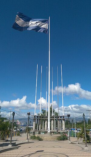 Archivo:Flag of Honduras at Flags Plaza-Tegucigalpa
