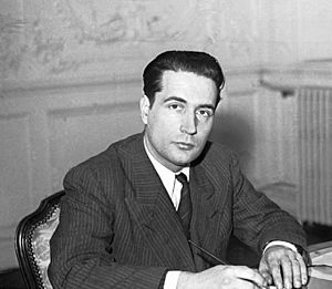 Archivo:François Mitterrand, ministre des Anciens combattants (1947)