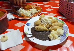 Archivo:Gastronomia de Papantla, molotes