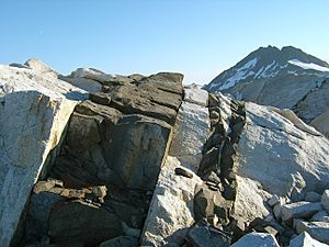 Archivo:Geological Dike Cross-Island Trail Alaska