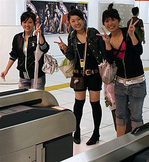 Archivo:Girls giving peace sign, Tokyo