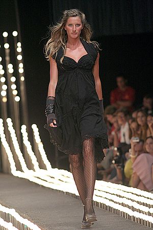 Archivo:Gisele Bündchen at the Fashion Rio Inverno 2006