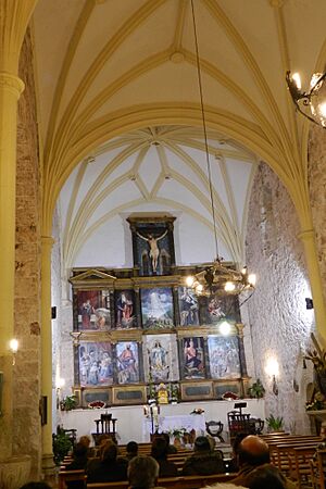 Archivo:HornosInteriorIglesia