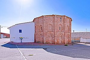 Archivo:Iglesia parroquial de San Pedro en Pedrosillo de Alba ábside