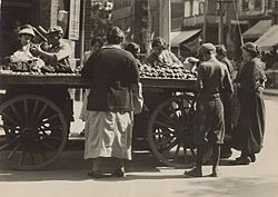 Jewish market day, Kensington Avenue, 1924.jpg