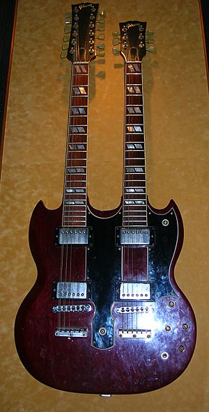 Archivo:Jimmy Page's double-neck Gibson guitar, Hard Rock Cafe Hollywood
