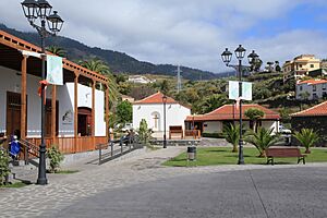Archivo:La Palma - Brena Alta - LP-202 - Parque de Los Alamos - Agromercado de Brena Alta + Museo de la Fiesta de las Cruces 01 ies