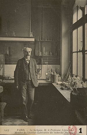 Archivo:Le professeur Lippmann dans le laboratoire des recherches physiques de la Sorbonne