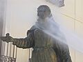 Limpiando estatua de doña Ximena